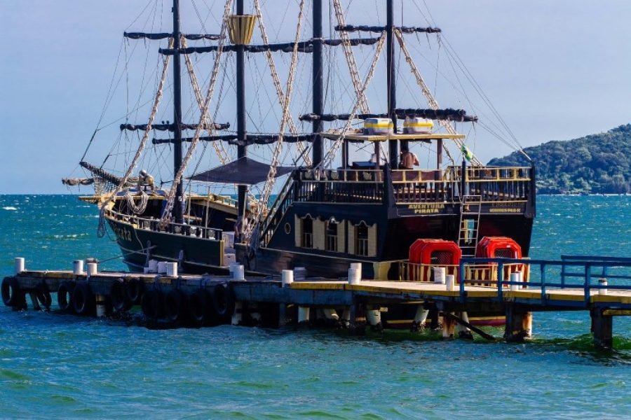 Passeio no Barco Pirata ‘Full+Fortaleza de Anhatomirim’ (saída de Canasvieiras) – By Scuna Pirata