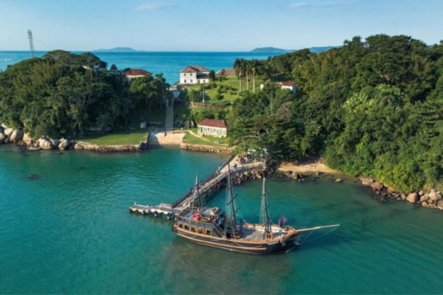 Passeio de Barco Pirata em Florianópolis