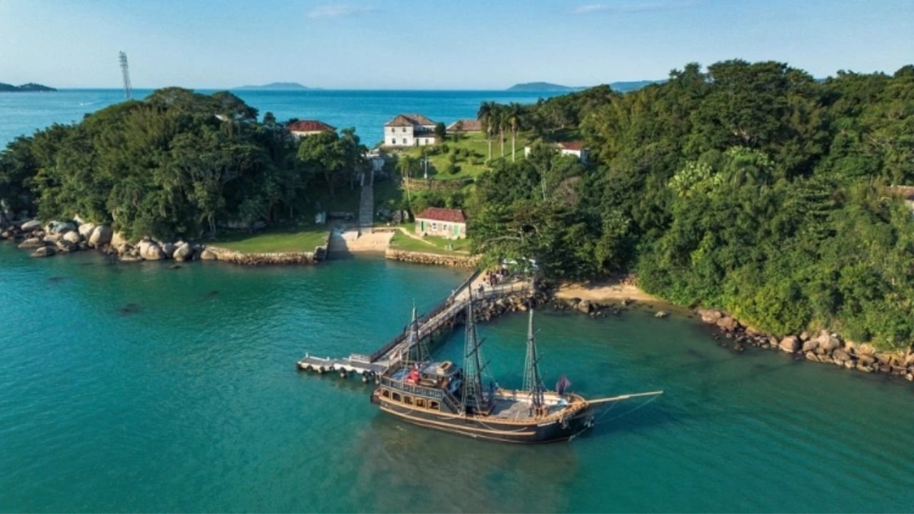 Passeio de Barco Pirata em Florianópolis