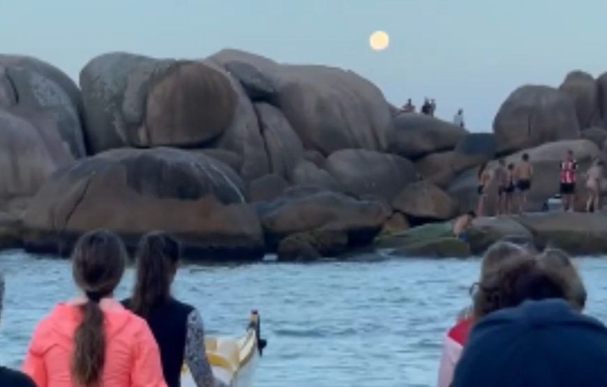 Experiência mágica: Passeio Lua Cheia de Canoa Havaiana – By Kanaloa Vaa